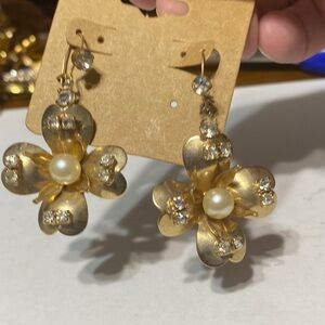 Goldtone & rhinestone dangle flower wire pierced earrings jewelry